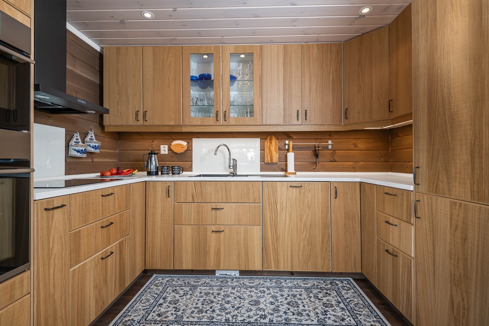 Rikelig med oppbevaringsplass, med både over-og underskap i tillegg til skuffer. Integrerte hvitevarer. Galleribilde