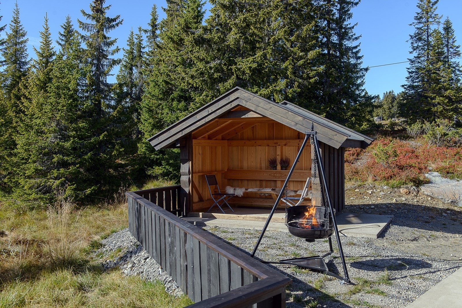 Litt skjerming for vær og vind i en gapahuk er ikke dumt på fjellet. Fin bålplass om kan brukes hele året. Galleribilde
