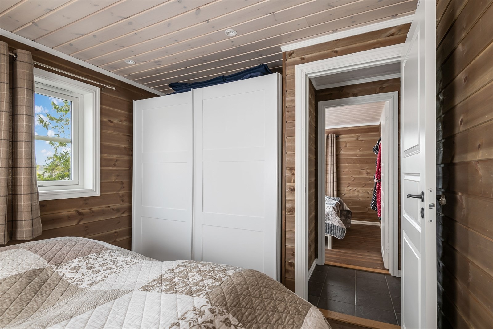 Garderobeskap på hovedsoverommet. Galleribilde