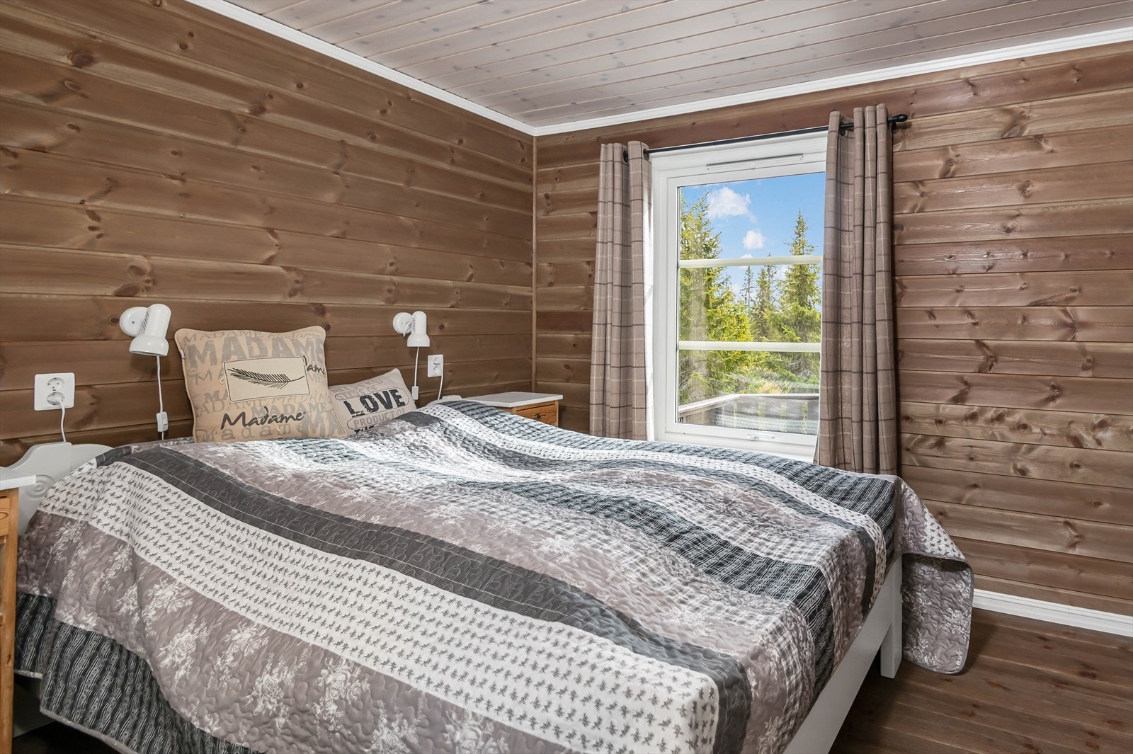 Soverom nr 2 innredet med dobbeltseng. Galleribilde