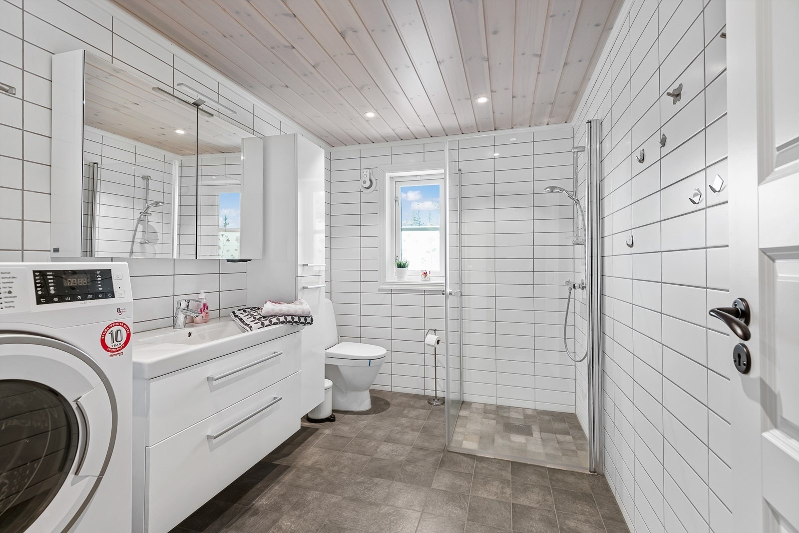 Stilrent, tidløs og funksjonelt bad/wc. Galleribilde