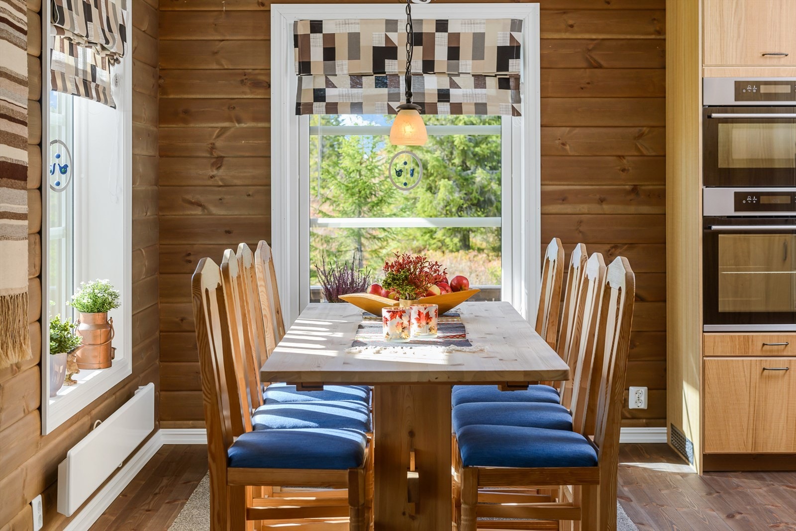 Herlig lys inn over spiseplassen. Koselig å samles til felles måltider på hytta. Galleribilde