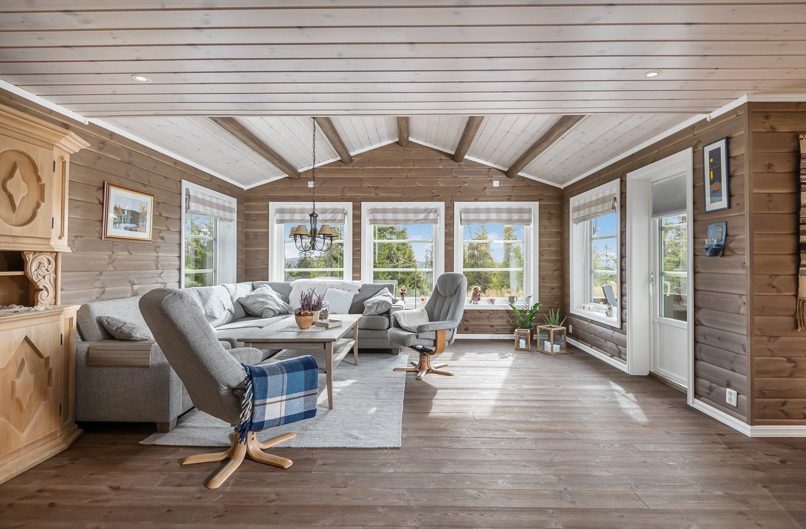 Romslig, lys og tiltalende stue som ligger med åpen løsning mot kjøkken/spiseplass. Galleribilde