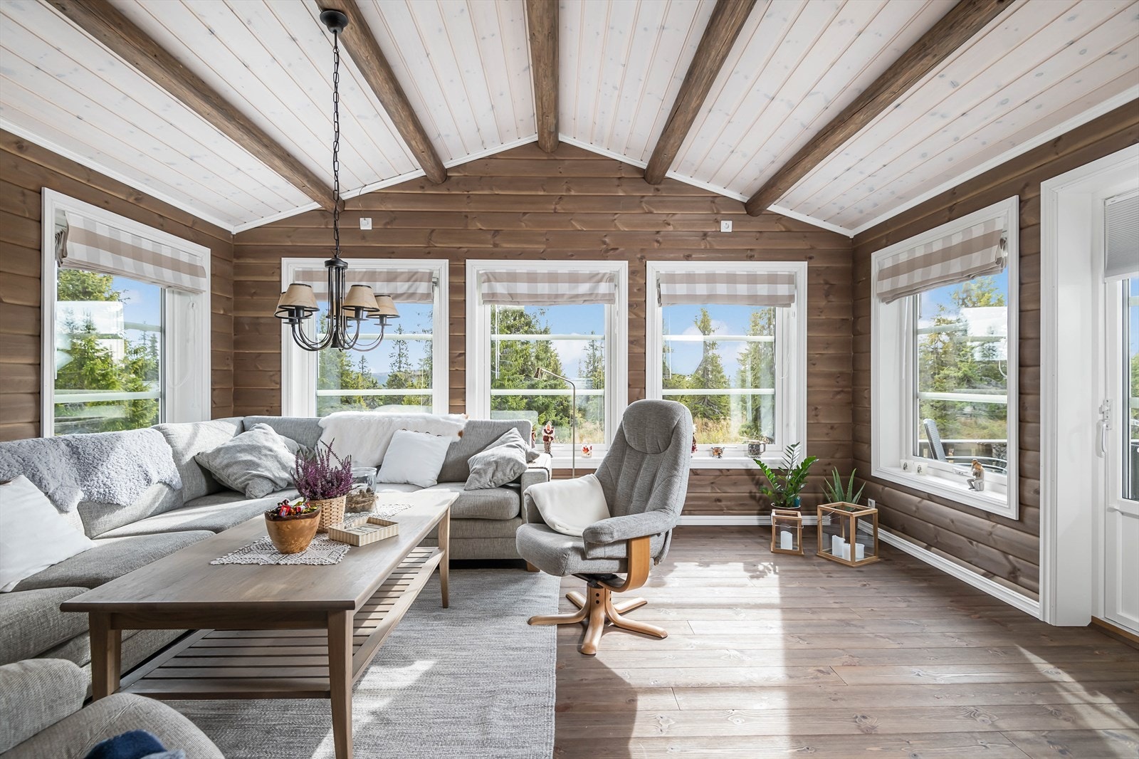 Utgang til den romslige terrassen fra stua. God plass til en stor sofa som familien kan samles i. Galleribilde