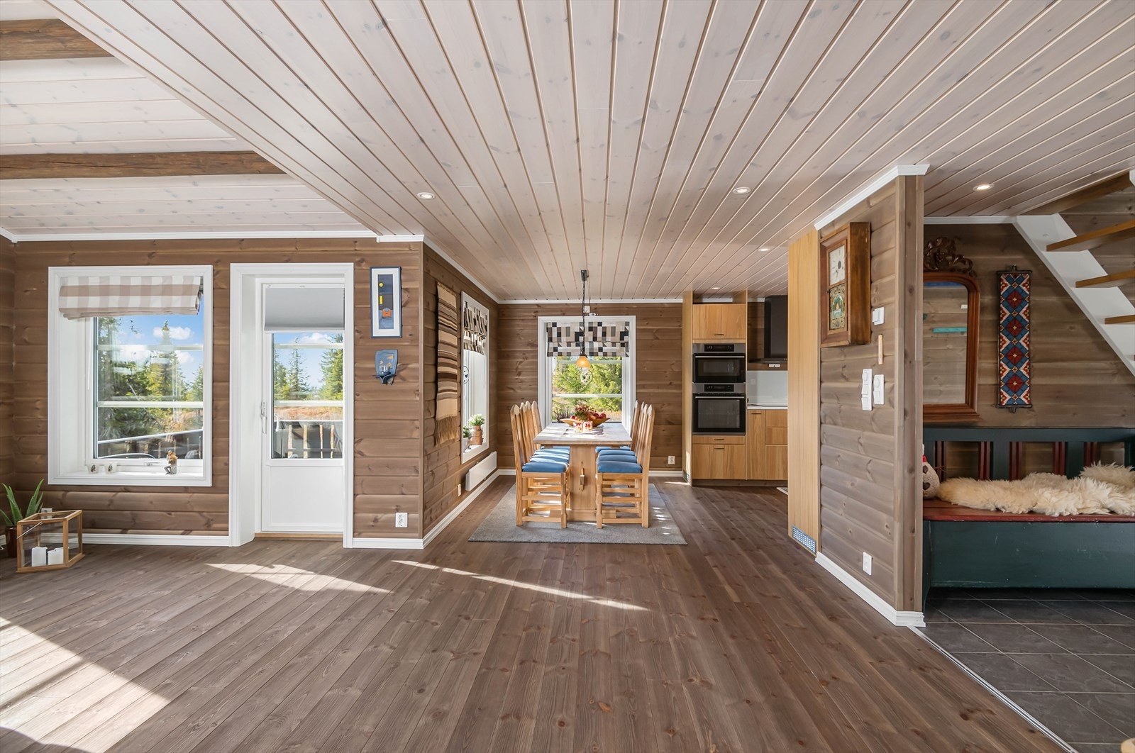 Nedsenket himling over deler av stua, kjøkken og gang. Åpen himling over salongen. Galleribilde