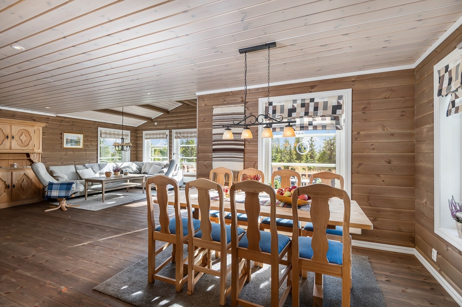 Det kommer rikelig med naturlig lys inn i oppholdsrommet. Store vindusflater på flere av veggene. Galleribilde