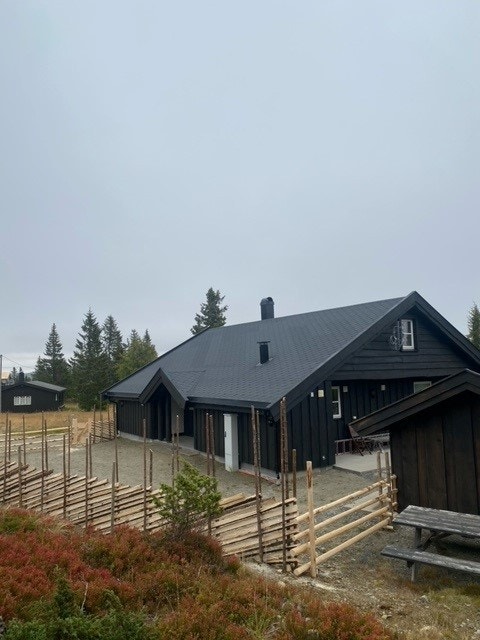 Hytta har helt ny skigard rundt deler av tomta og terrassen har rekkverk, slik at det er skjerming rundt det hele. Galleribilde