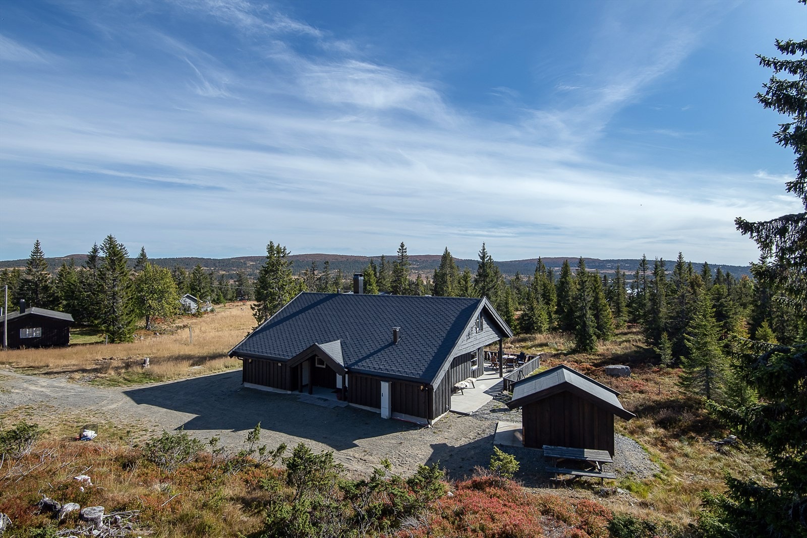Gruset adkomst og parkeringsarealer. Hytta ligger innerst i blindvei, i trygge og barnevennlige omgivelser. Galleribilde