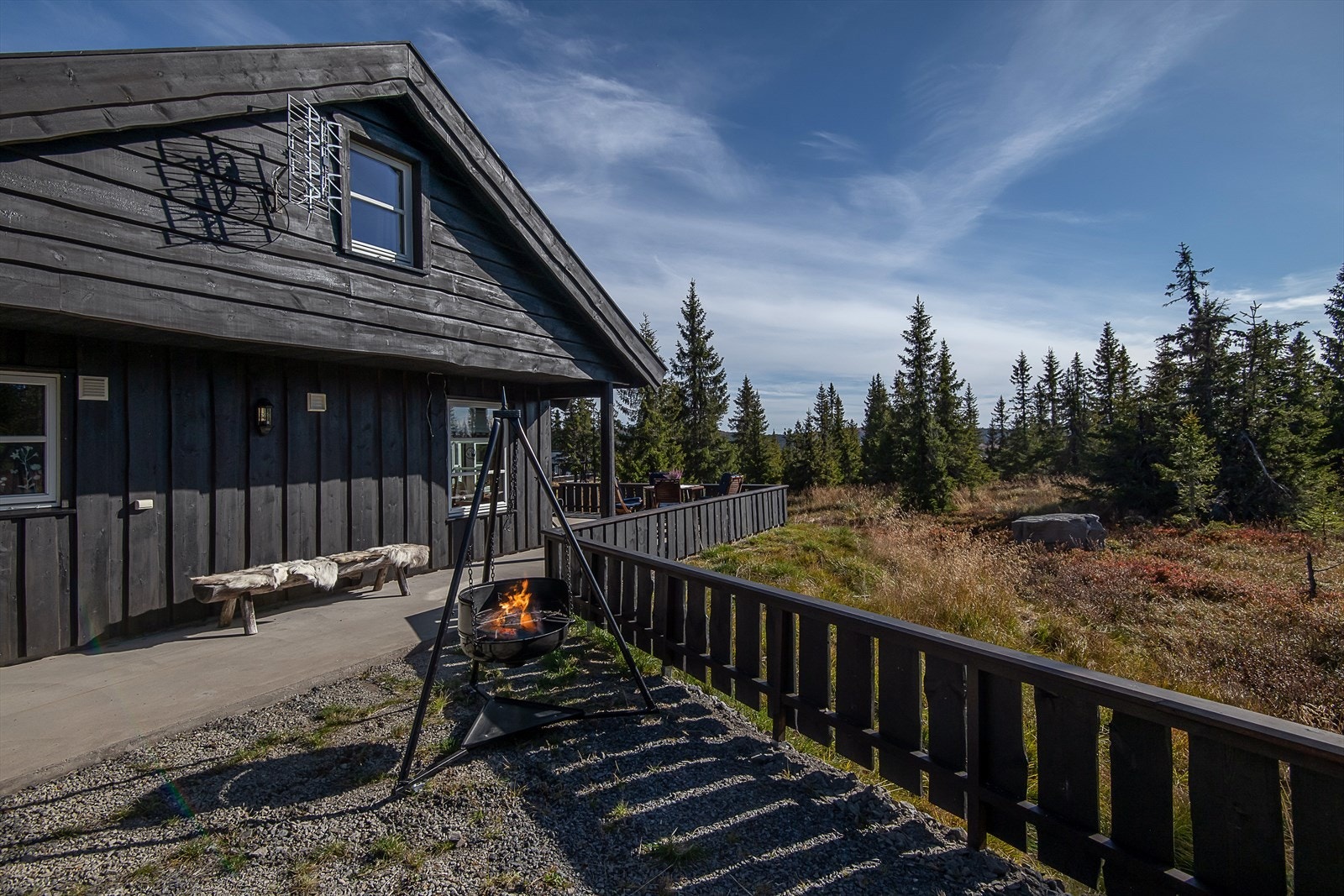 Stor og flott terrasse utenfor hytta der du kan slappe av skjermet og i fred og ro. Her er det mulig å flytte seg etter sola. Galleribilde
