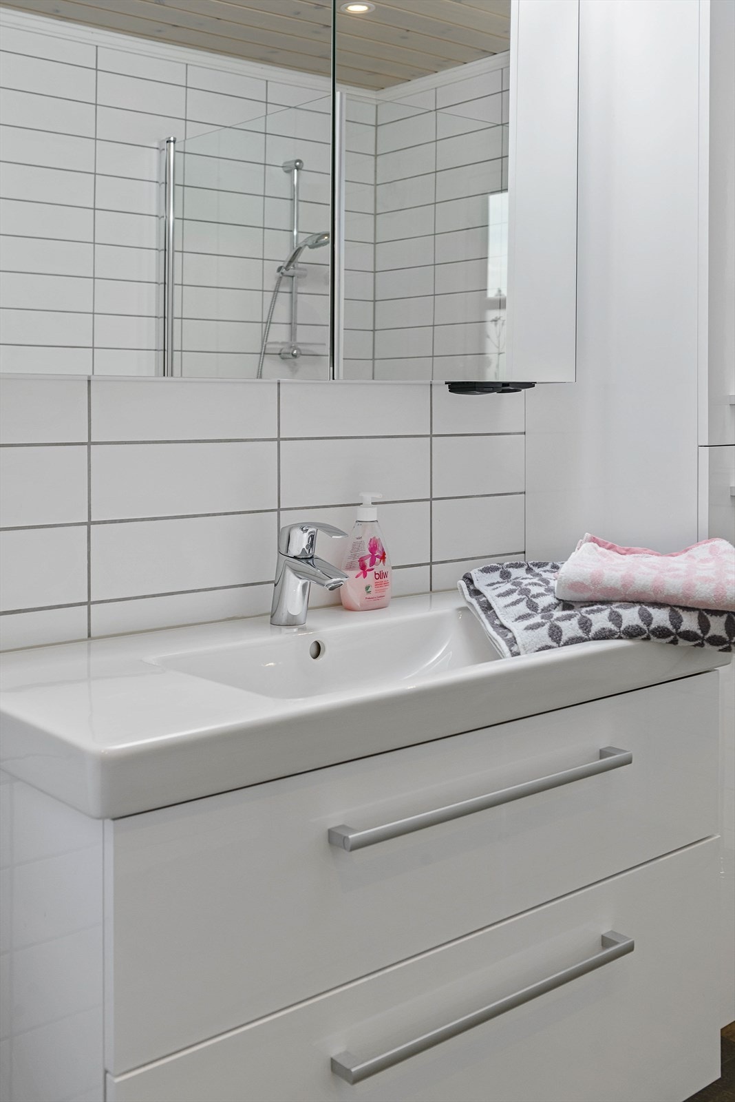 Servantinnredningen har skuffer for oppbevaring. Galleribilde