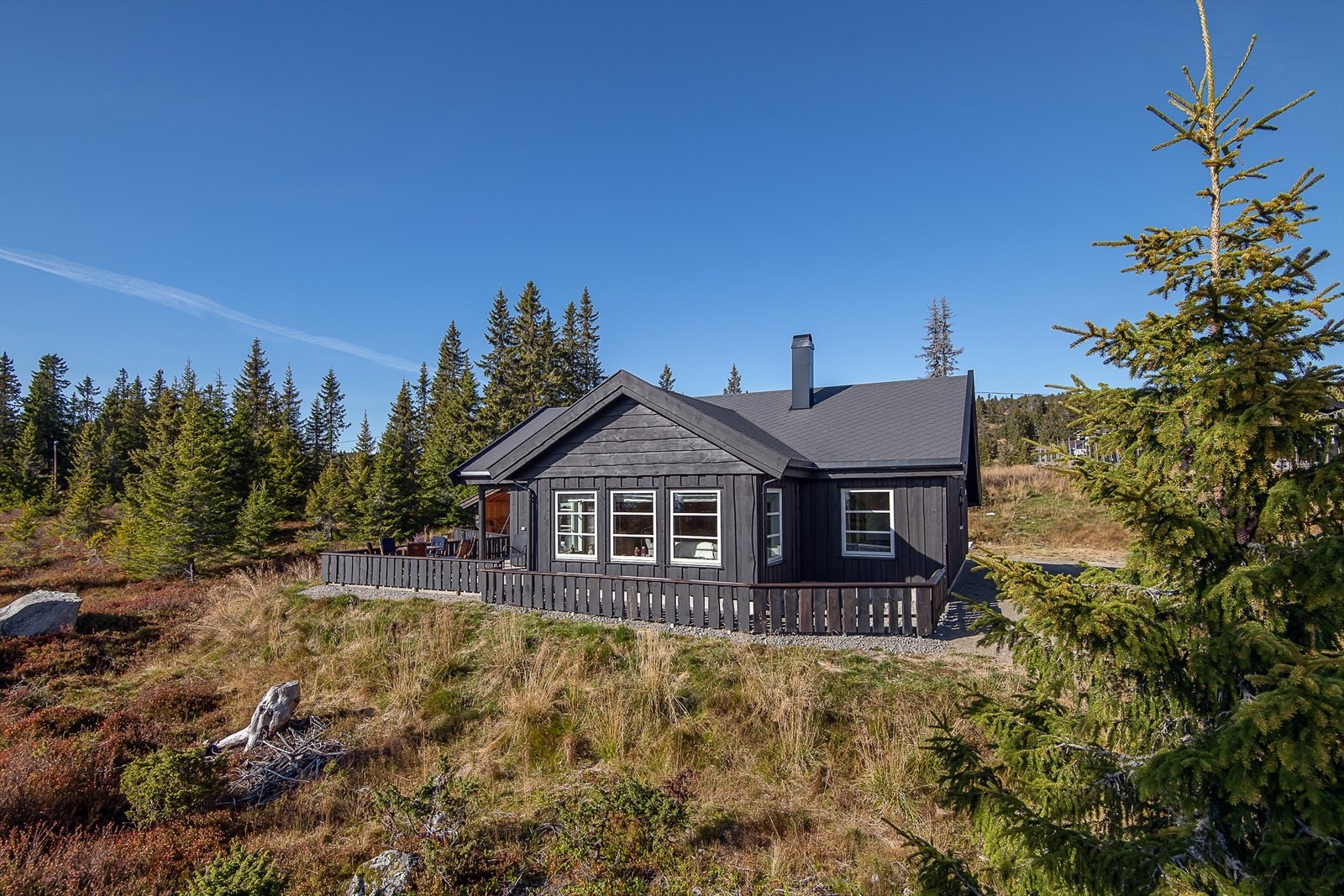 Forholdsvis flat/lett skrånende terreng. Lune omgivelser med fine solforhold. Ypperlig utgangspunkt for turer og aktiviteter. Hytta ligger rett på nedsiden av Sjusjøen Skistadion. Galleribilde