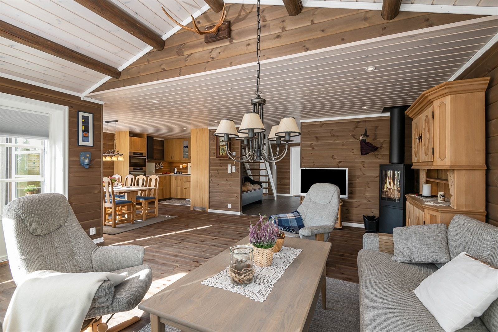 Peisovn for god varme er plasser ti hjørnet på stua. Galleribilde