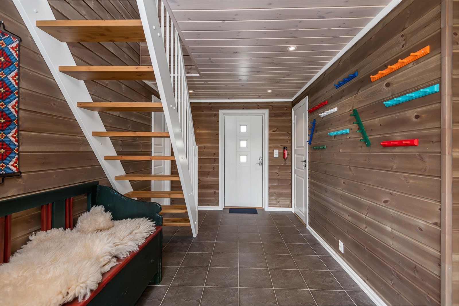 Plass til å henge fra seg yttertøy og utstyr, alternativt kan en også sette inn oppbevaringsmøbler. Galleribilde