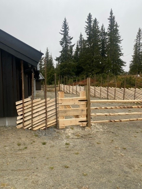 Det er laget en gangport ved siden av innkjøring til hyttedøra. I tillegg her det le/port også i andre enden av skigarden, noe som gjør det lett å komme ut i terrenget på begge sider. Galleribilde