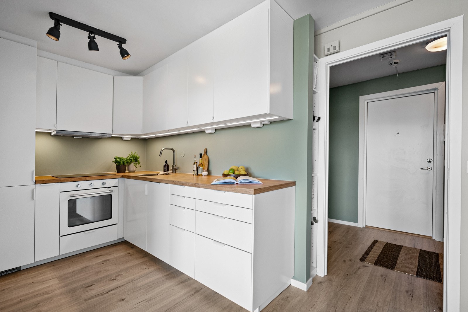 Delikat kjøkken fra 2022 med innredning fra IKEA. Galleribilde