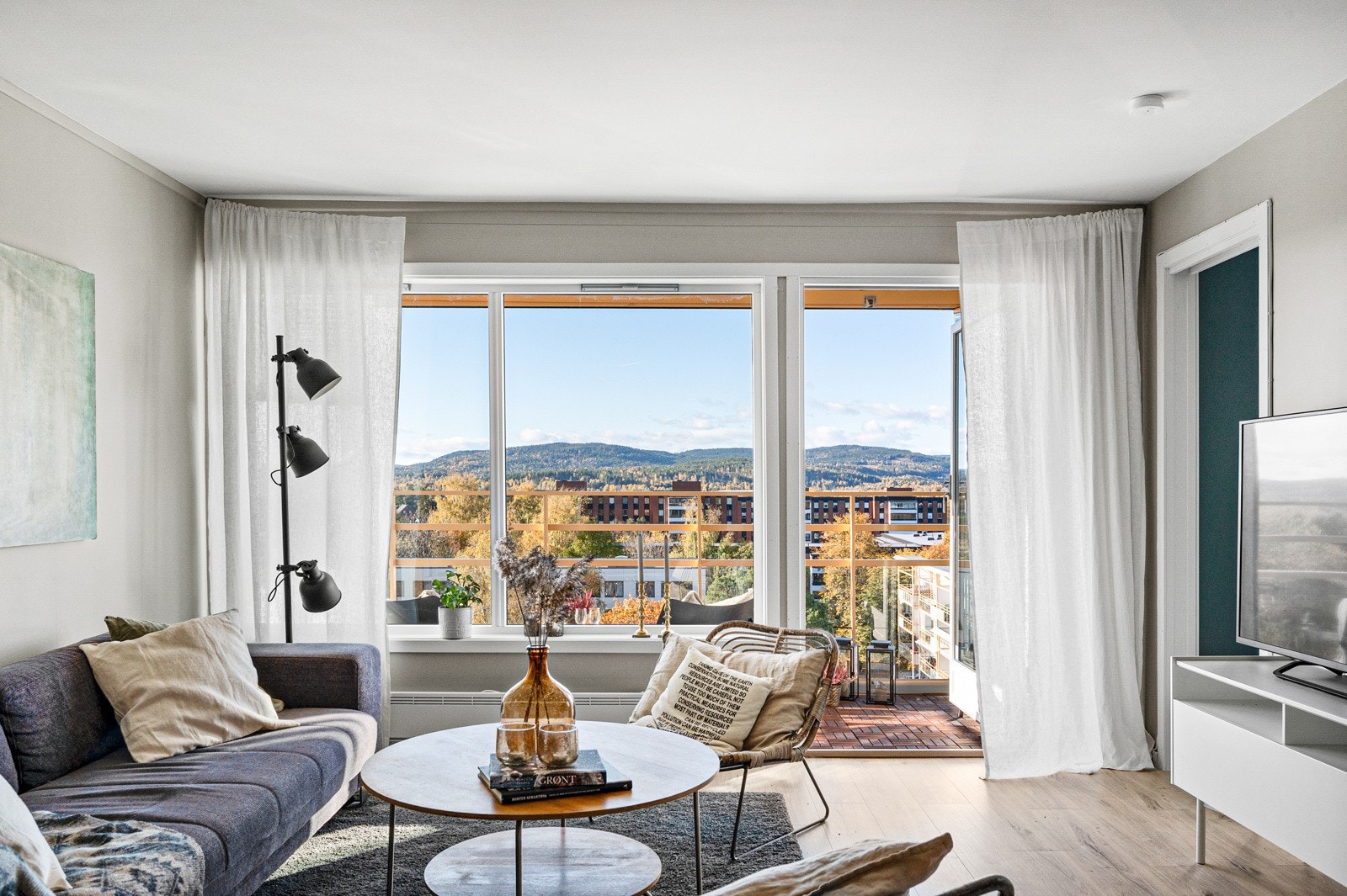 Leiligheten har en delikat stue med store vindusflater som sørger for godt innslipp av natulig lys. Galleribilde