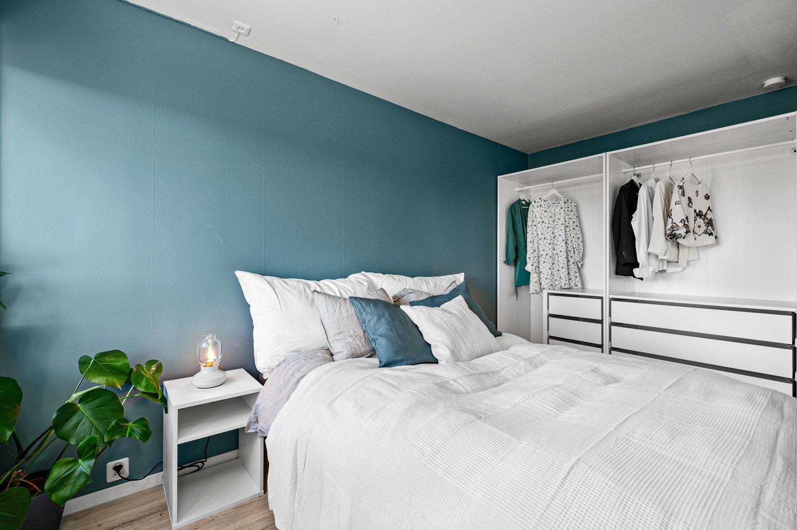 Praktisk garderobeløsning som følger med salg. Galleribilde