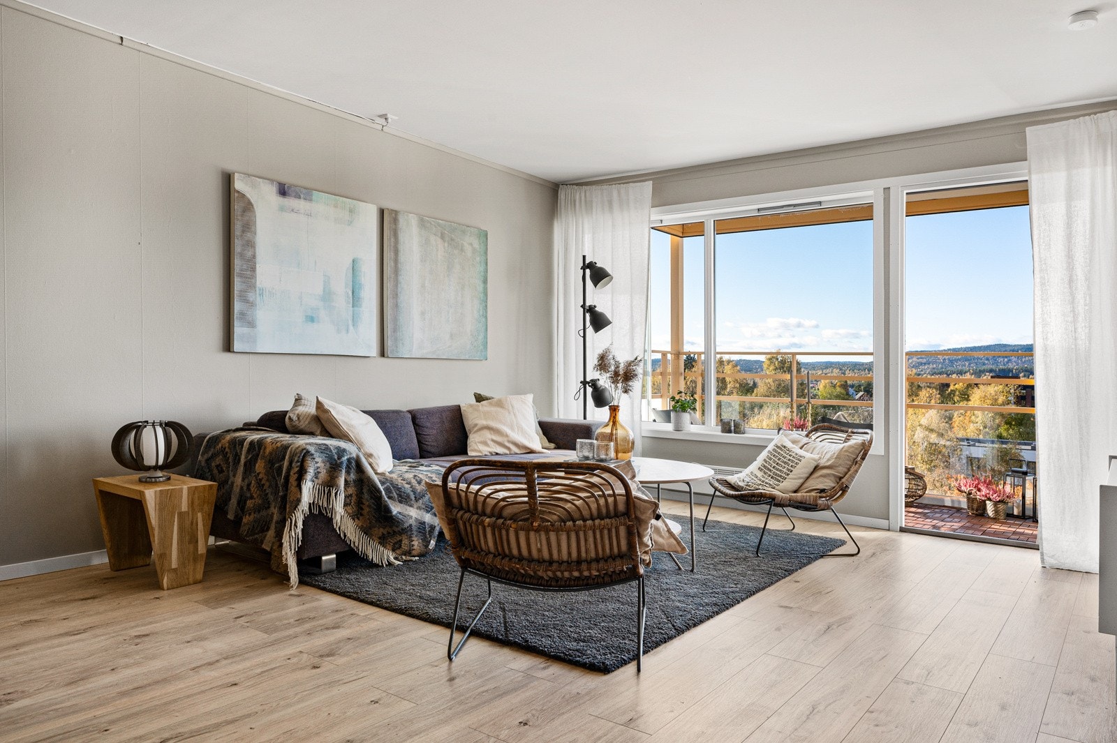 Stuen er malt i lyse og tidsrike farger. Gulvet er belagt med en-stavs laminat. Galleribilde