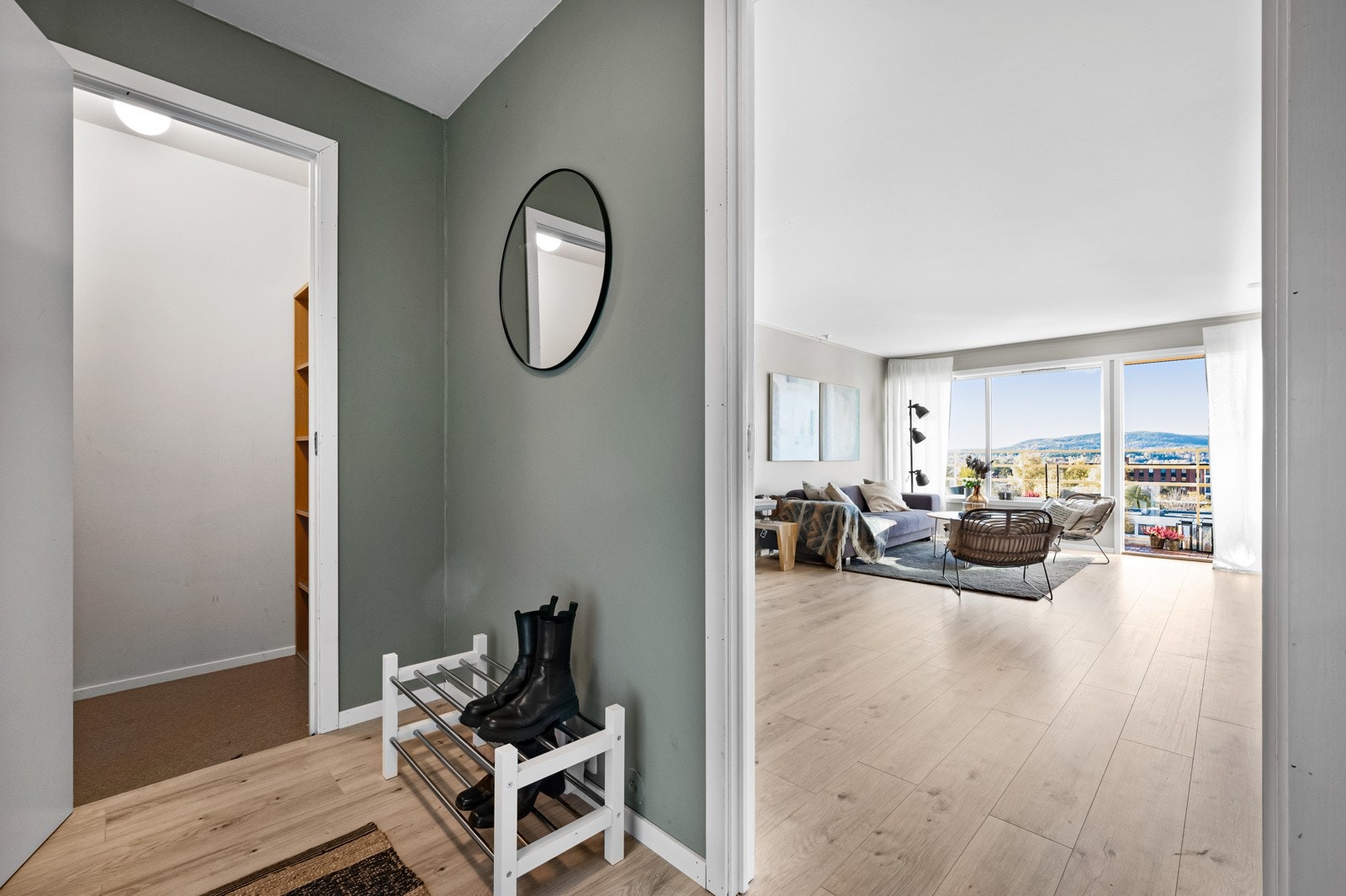 Romslig enté tilknyttet en praktisk innvendig bod, som gir deg god oppbevaringsplass. Galleribilde