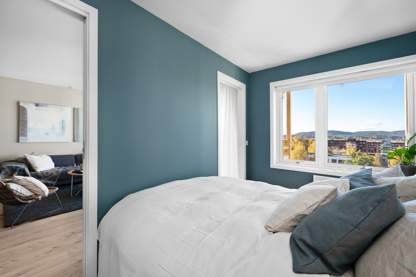 Leiligheten har et romslig soverom med god plass til seng og annet møblement. Galleribilde