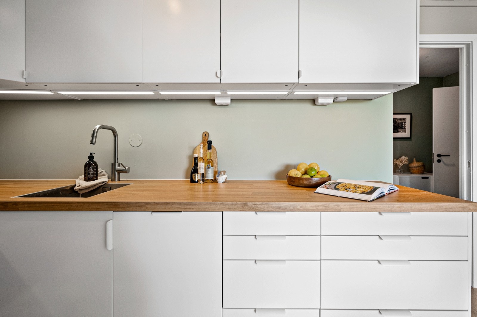 Innredningen har integrert oppvaskmaskin og kjøleskap med frysedel. Galleribilde