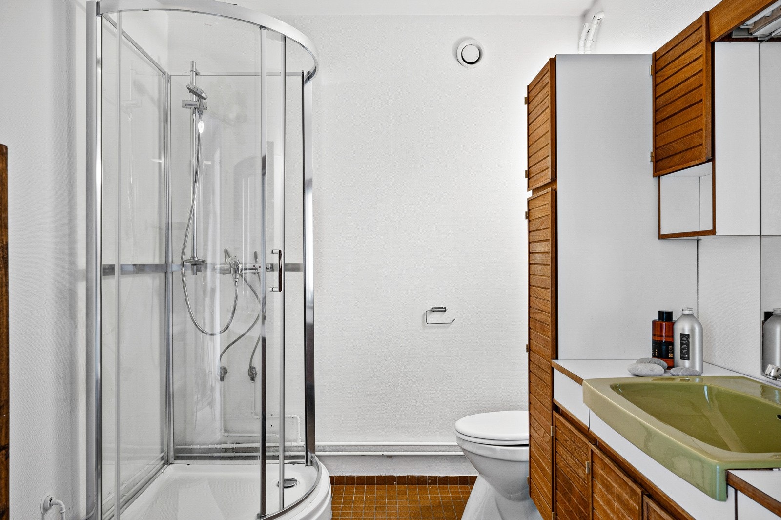 Badet har dusjkabinett med to-greps armatur og dusjdører av glass. Galleribilde