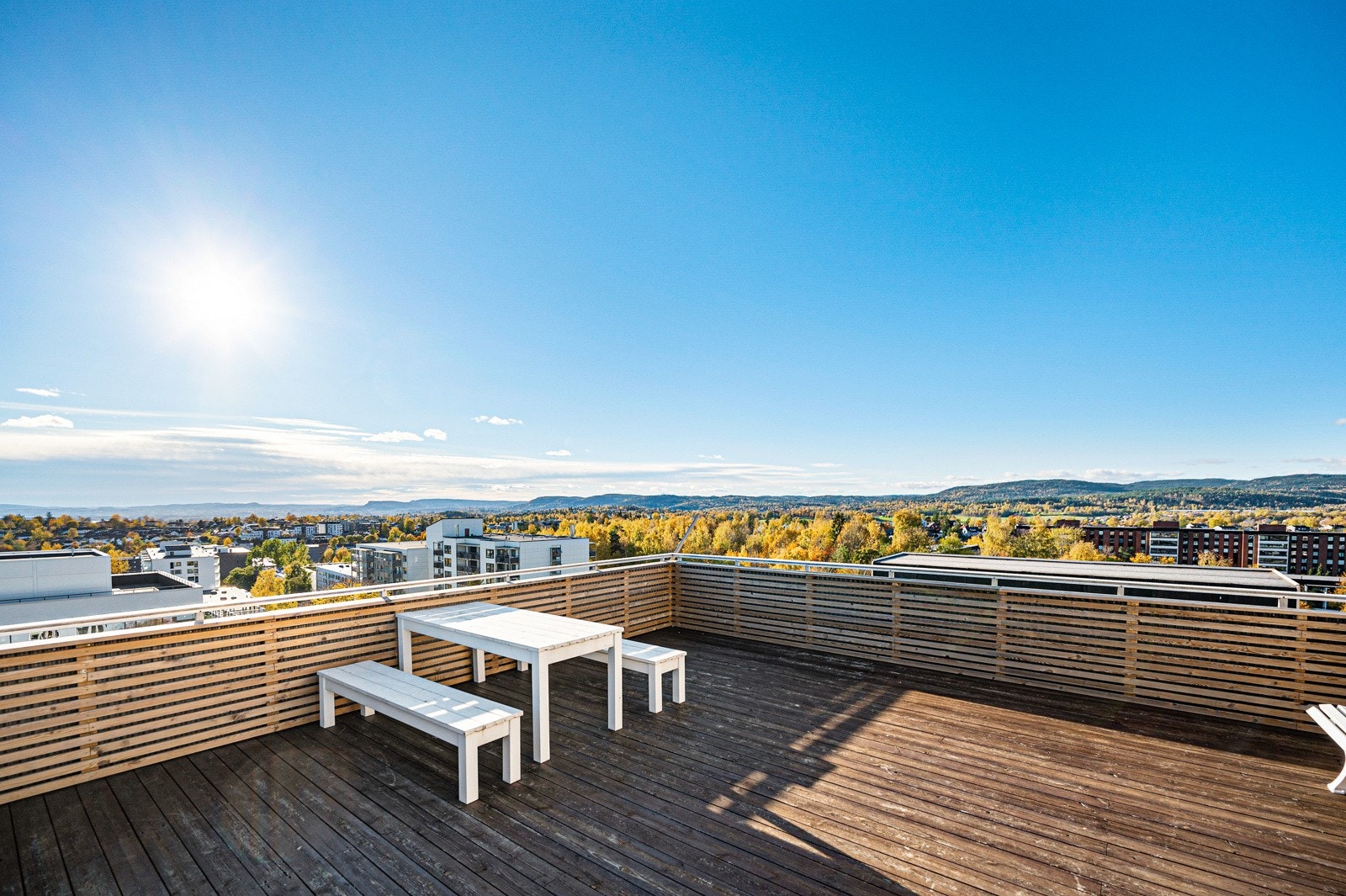 Borettslaget har to herlige, felles takterrasser med bord og benker. Panoramautsikt og optimale solforhold fra morgen til kveld. Galleribilde