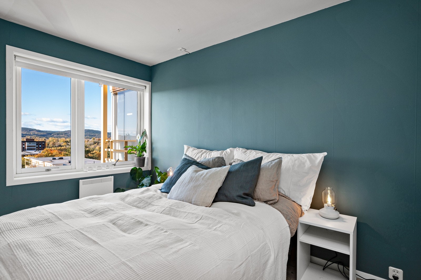 Soverommet er malt i en behagelig blåtone, og vindusflater som sørger for rikelig innslipp av naturlig lys. Galleribilde