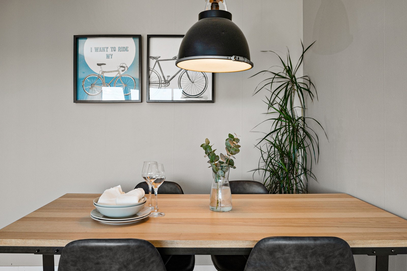 God plass til spisebord med tilhørende møblement tilknyttet kjøkken og stue. Galleribilde