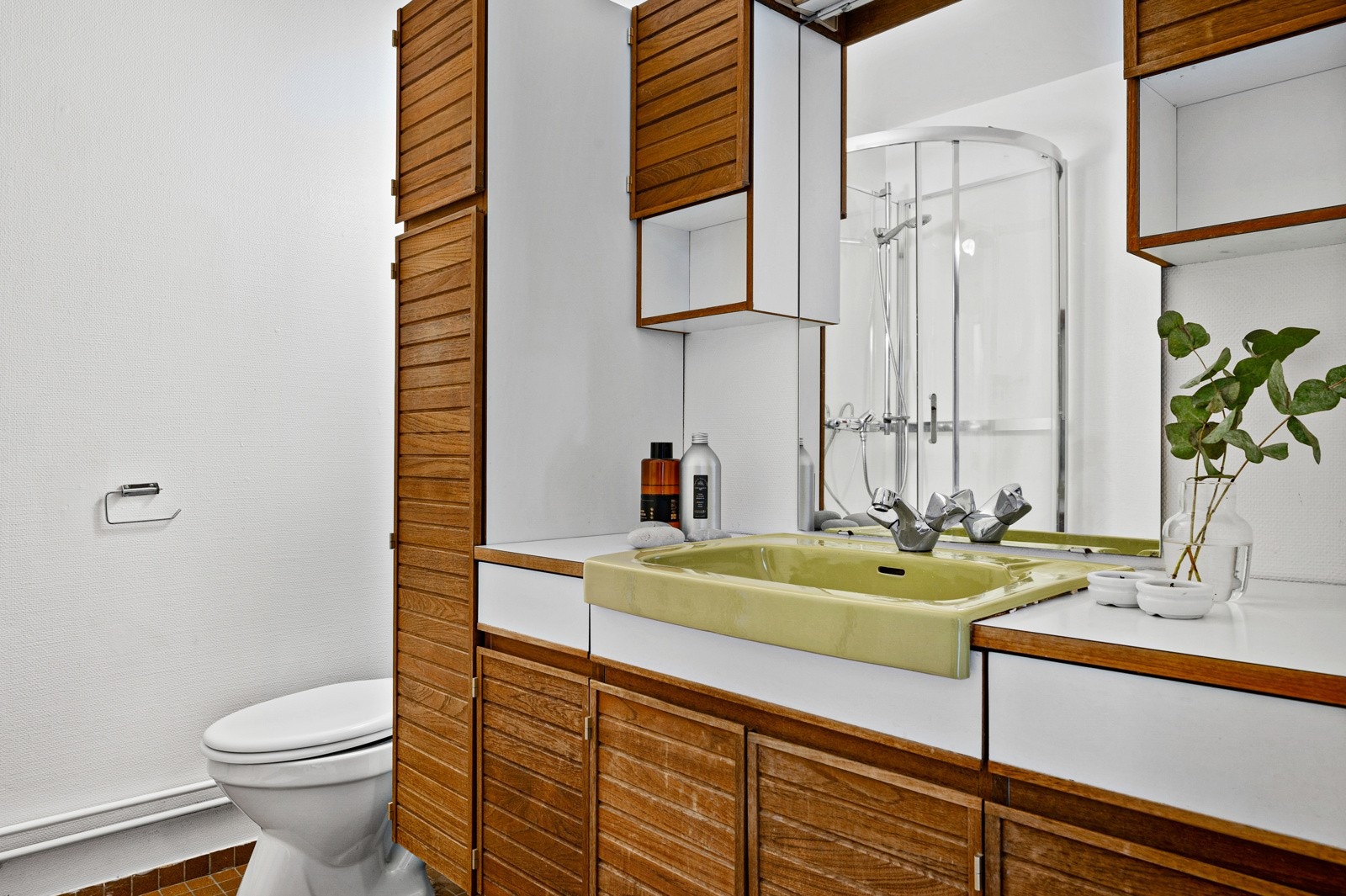 Godt med lagringsplass i over- og underskap. Galleribilde