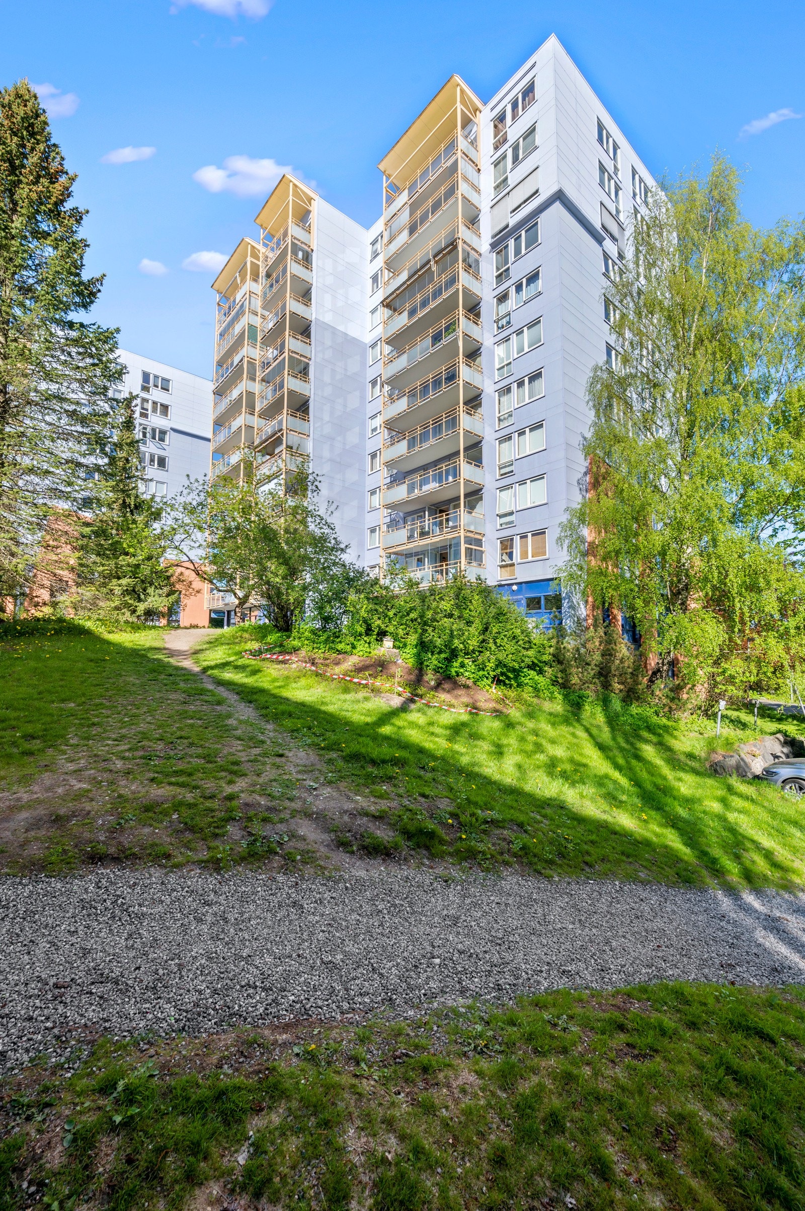 Leiligheten ligger høyt og fritt i byggets 9.etasje, med adkomst via felles trappeoppgang eller heis. Galleribilde