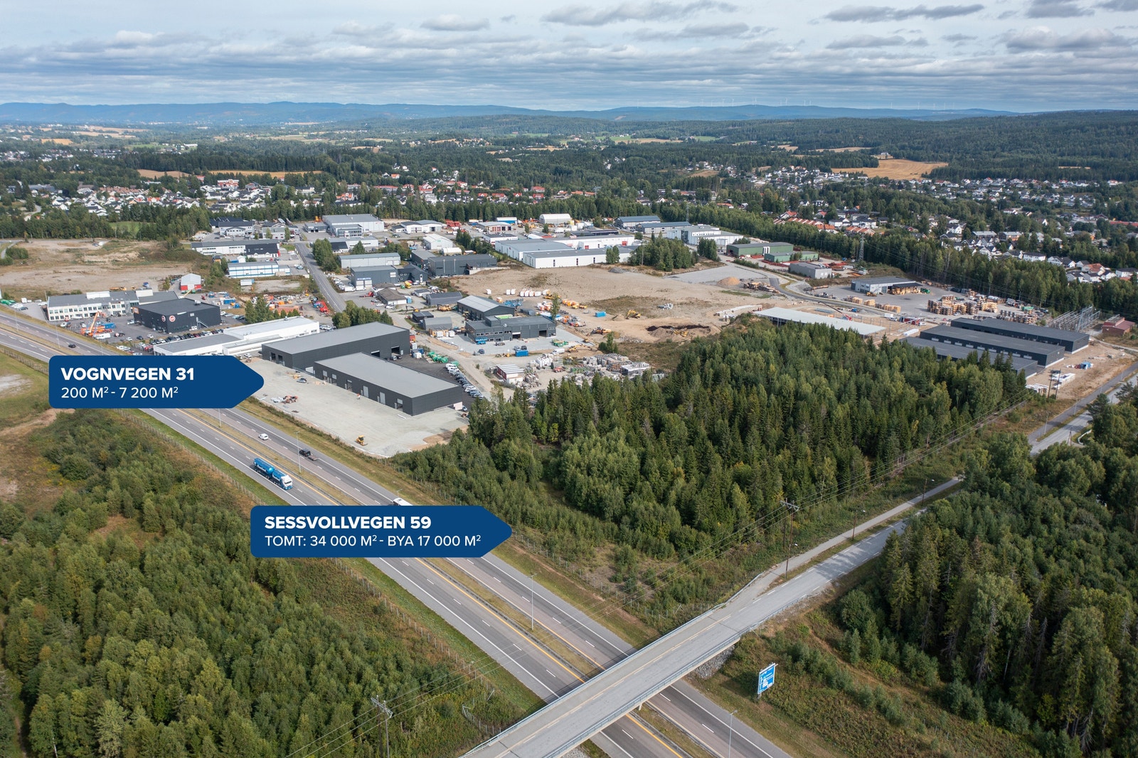 Begge eiendommene ligger sentralt på Dal/Råholt i Eidsvoll. Unik eksponering mot E6! Galleribilde