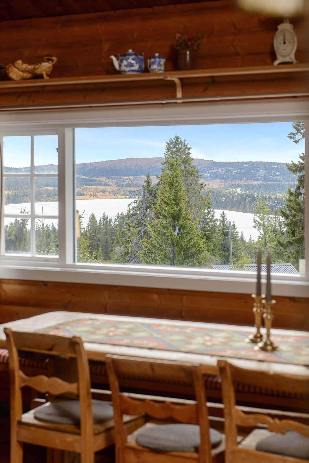 Det store vinduet ved spiseplassen gjør at utsikten over Sjusjøvannet og omkringliggende områder kommer til sin fulle rett. Galleribilde