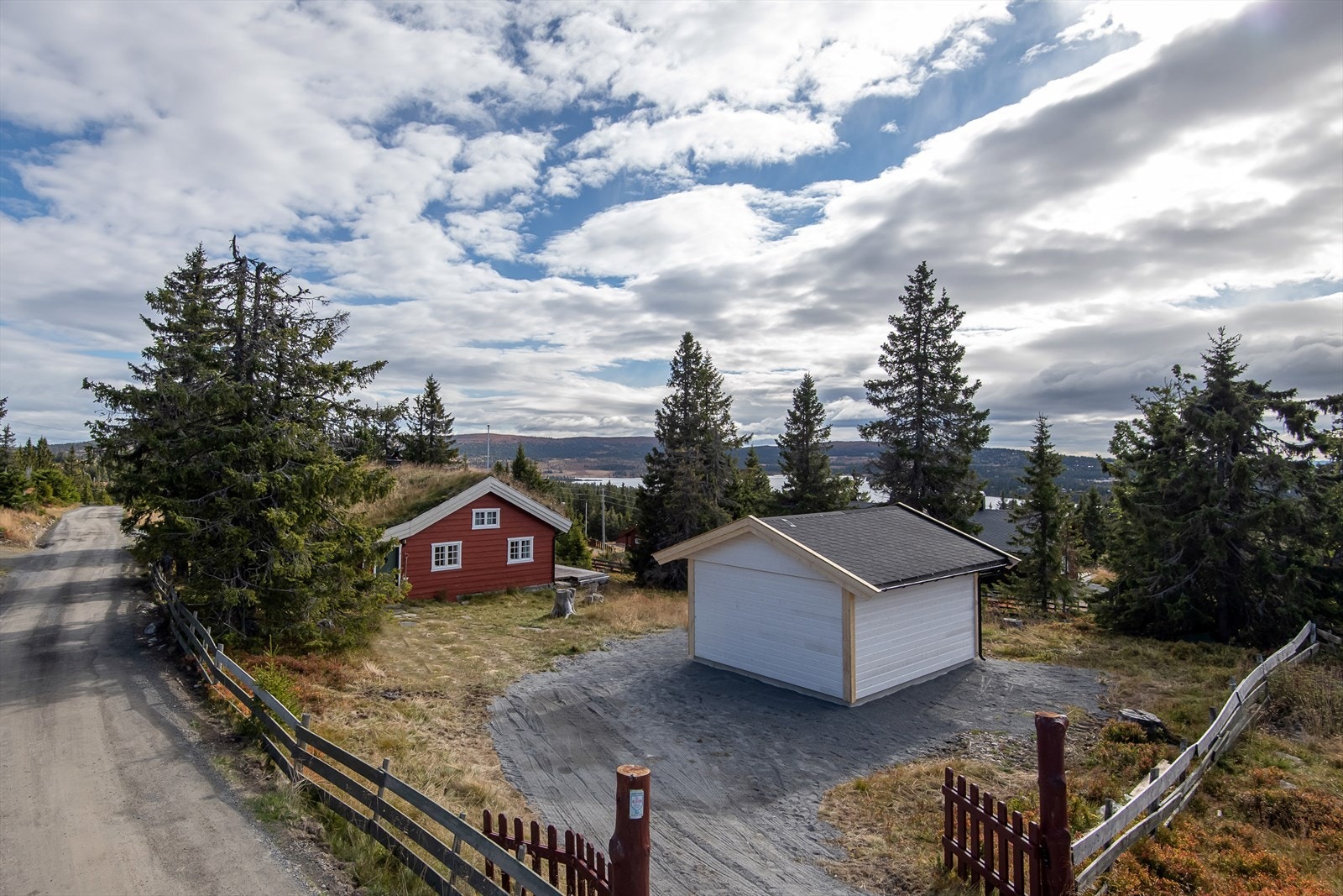 Eiendommen ligger med adkomst fra Ringvegen, i fin og trygg gangavstand til sentrum. Galleribilde