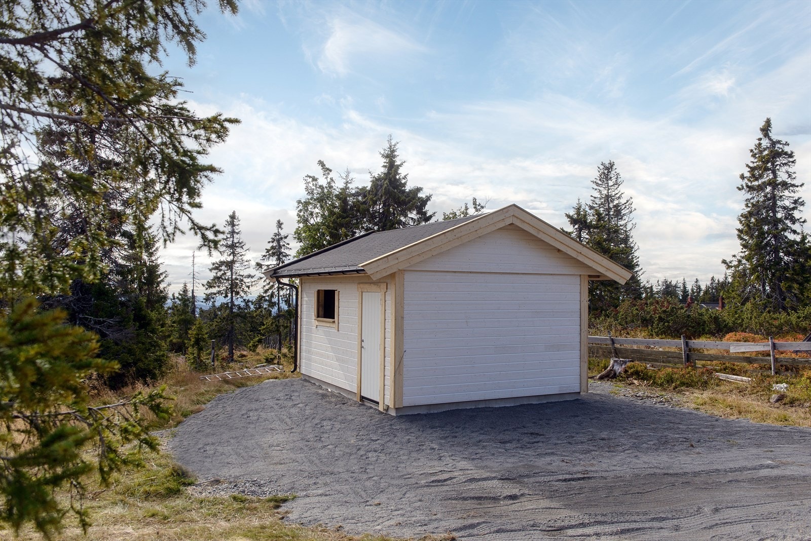 Nybygget, uisolert bod for praktisk lagring. Galleribilde