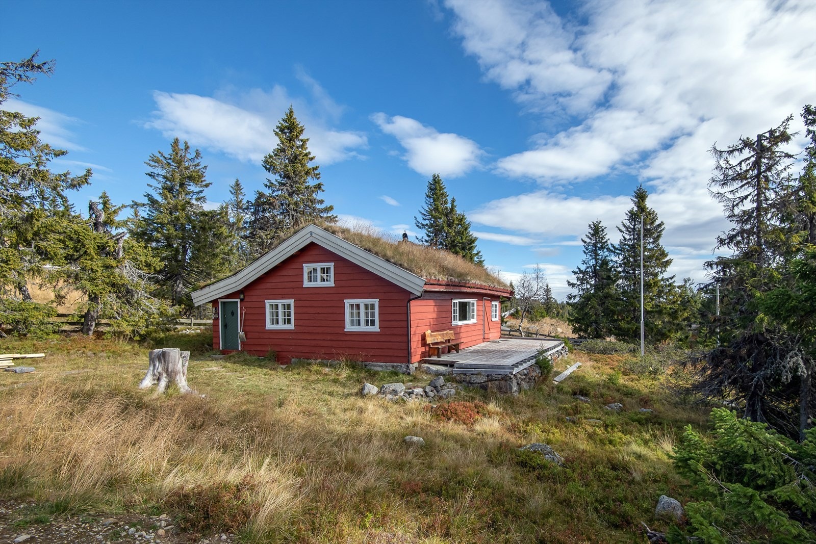 Eldre og sjarmerende hytte med sjel. Ligger i svært attraktive omgivelser på Sjusjøen. Galleribilde