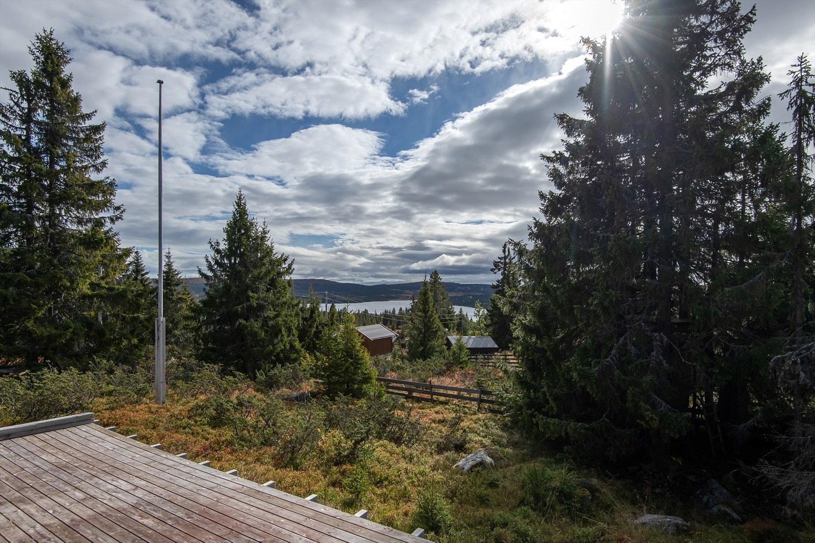 Skjermet for innsyn og fin utsikt fra terrassen. Galleribilde