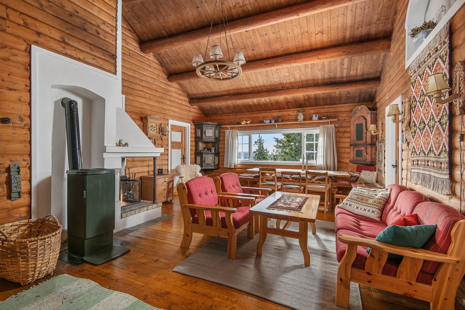 Lun og innbydende stue med gamle tømmervegger, god takhøyde og masse sjel og sjarm. Galleribilde