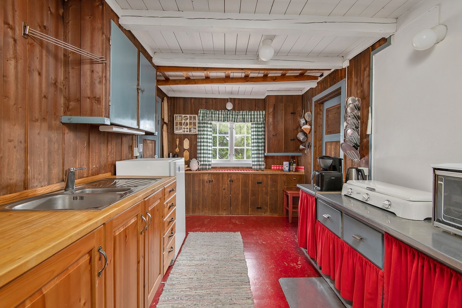 Enkelt kjøkken med innredning i heltre utførelse. Oppvaskkum. Galleribilde