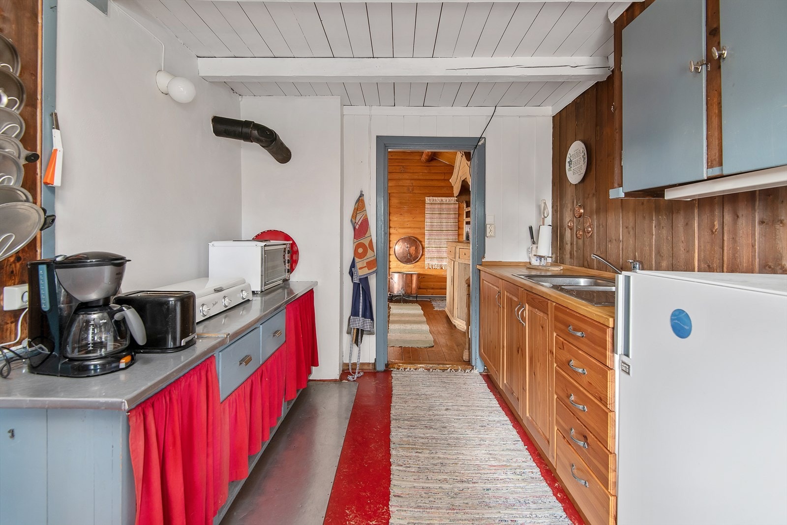 Fra kjøkkenet og ut mot stua. Galleribilde