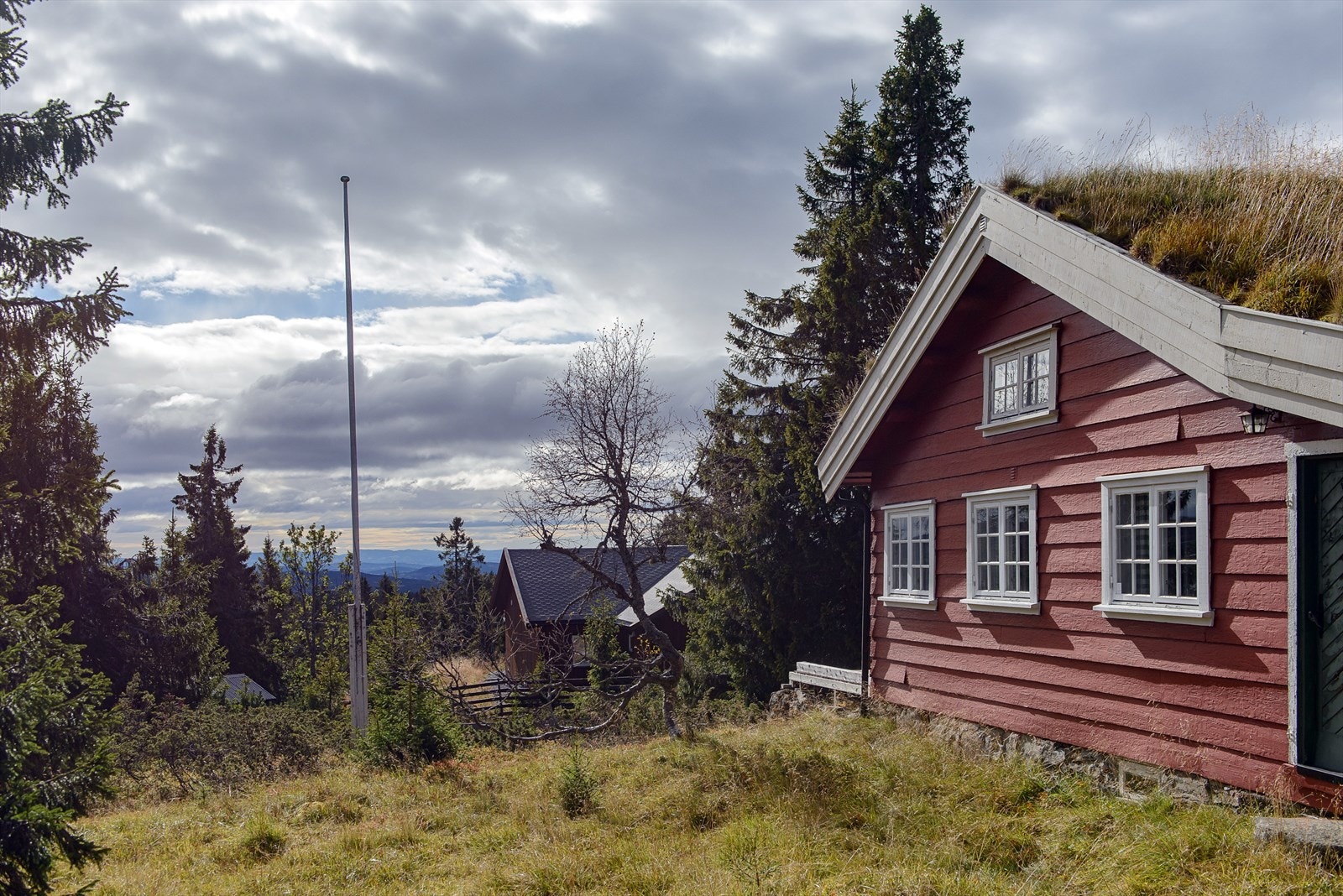 Fine solforhold. Naturtomt, i delvis skrånende terreng med med flatt og fint område rundt hytta. Galleribilde