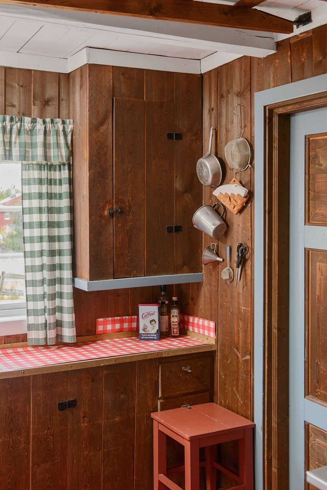 Deler av den opprinnelige innredningen lever fortsatt. Fra kjøkkenet er det også adkomst til det 4. soverommet. Dette var "pikeværelse" den gangen hytta ble bygget. Galleribilde