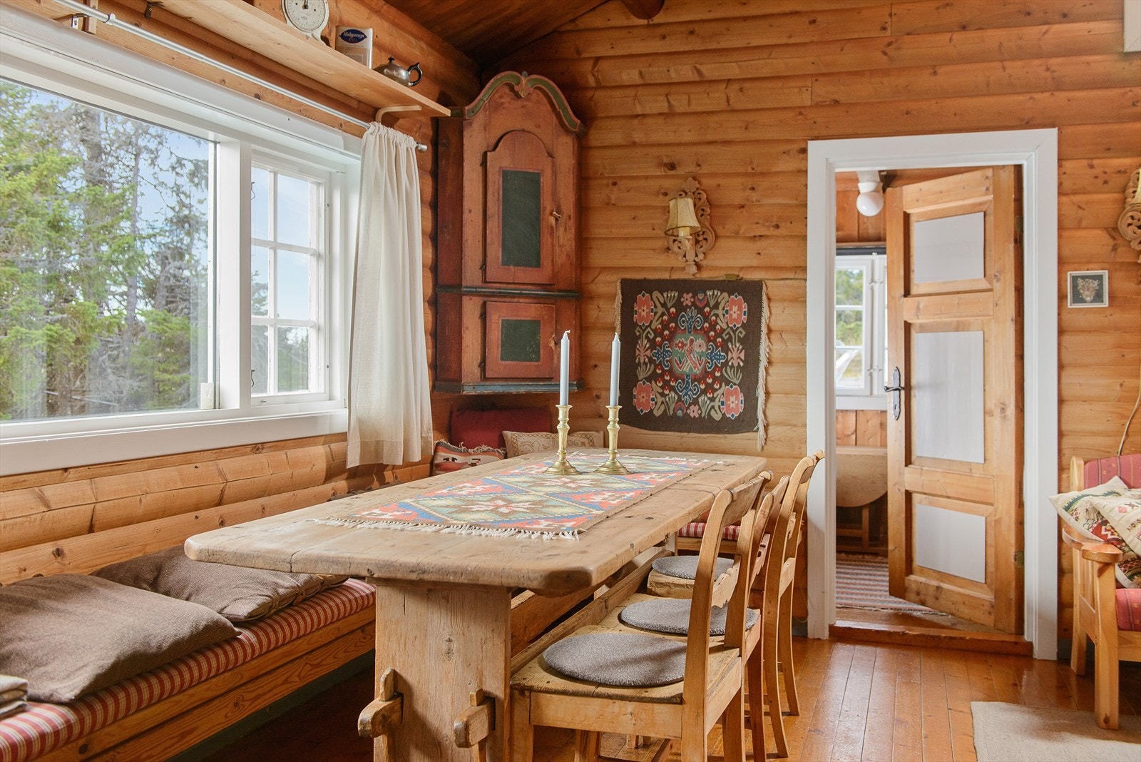 Hyggelig å samles til felles måltider rundt langbordet. Galleribilde