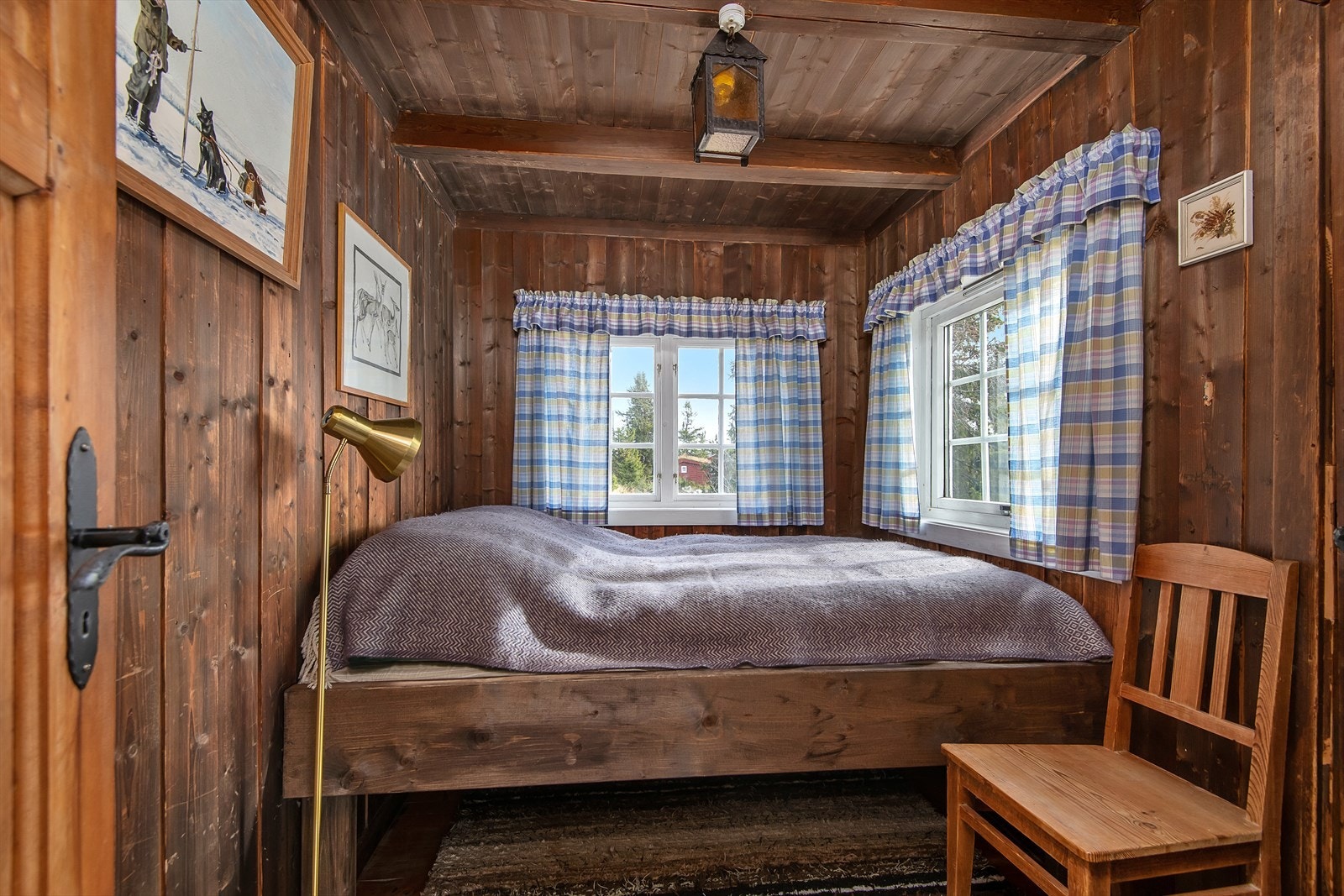 Soverom innenfor spisestua med plassbygget seng. Her har det tidligere vært utgang, som nå er avstengt. Galleribilde