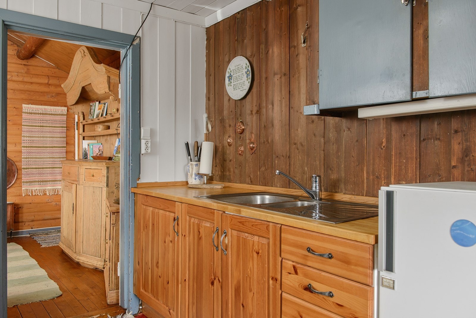 Skap og skuffer for oppbevaring. Galleribilde