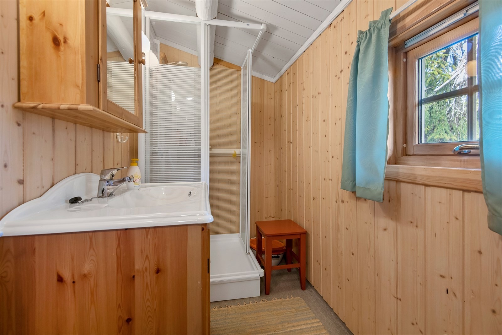 Bad med servantinnredning og dusjkabinett. Galleribilde