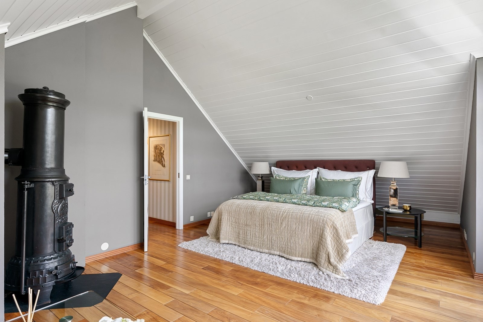 Hovedsoverom, eventuelt loftstue, med god takhøyde og flott kakkelovn Galleribilde