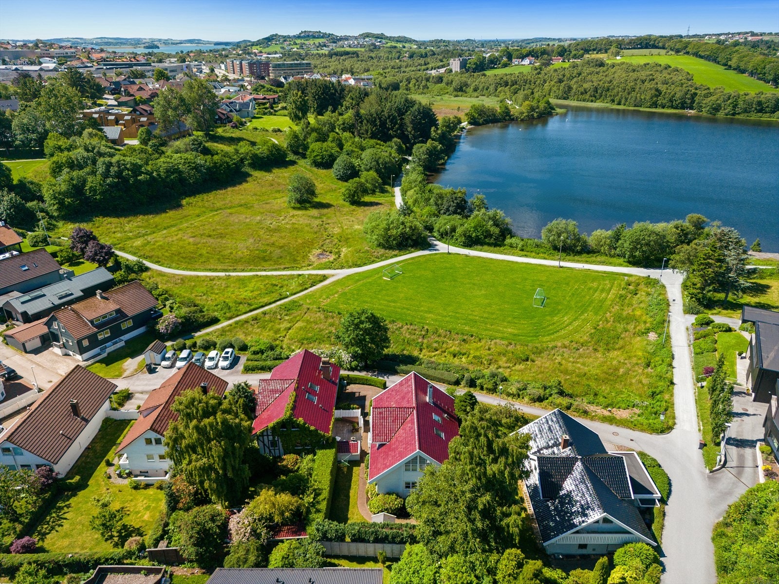 Her bor du i fremste rekke, med friområde foran og nydelig utsikt over Stokkavannet Galleribilde