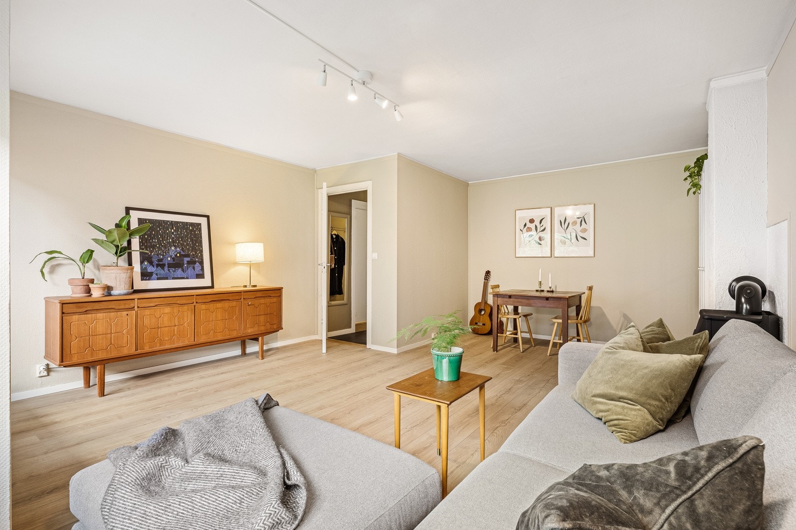I stuen er det god plass til å innrede med både sofagruppe, TV-benk og spisebord. Galleribilde