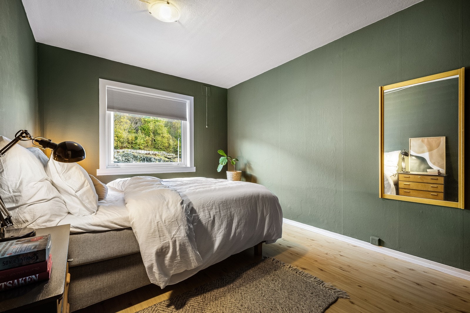 Leilighetens soverom er romslig og lyst med vindusflate som slipper inn godt med naturlig lys. Galleribilde